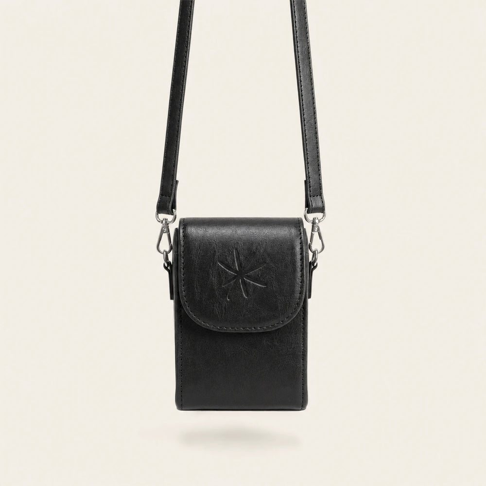 Étui en cuir vegan - Noir porté en bandoulière