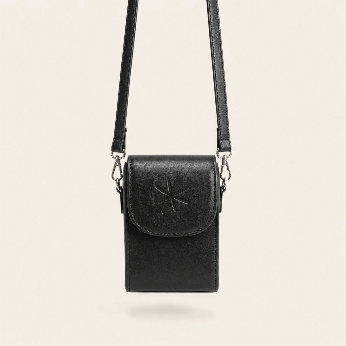 Étui en cuir vegan - Noir porté en bandoulière