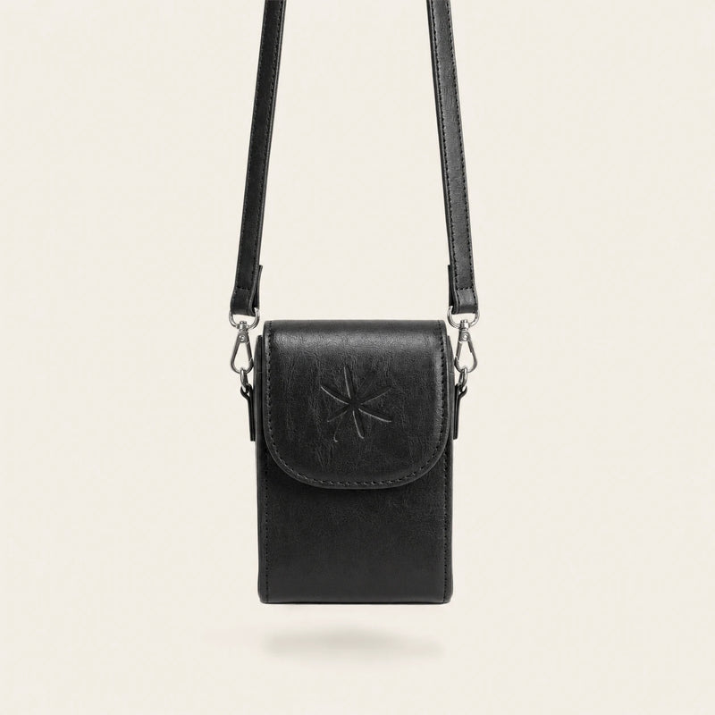 Étui en cuir vegan - Noir porté en bandoulière